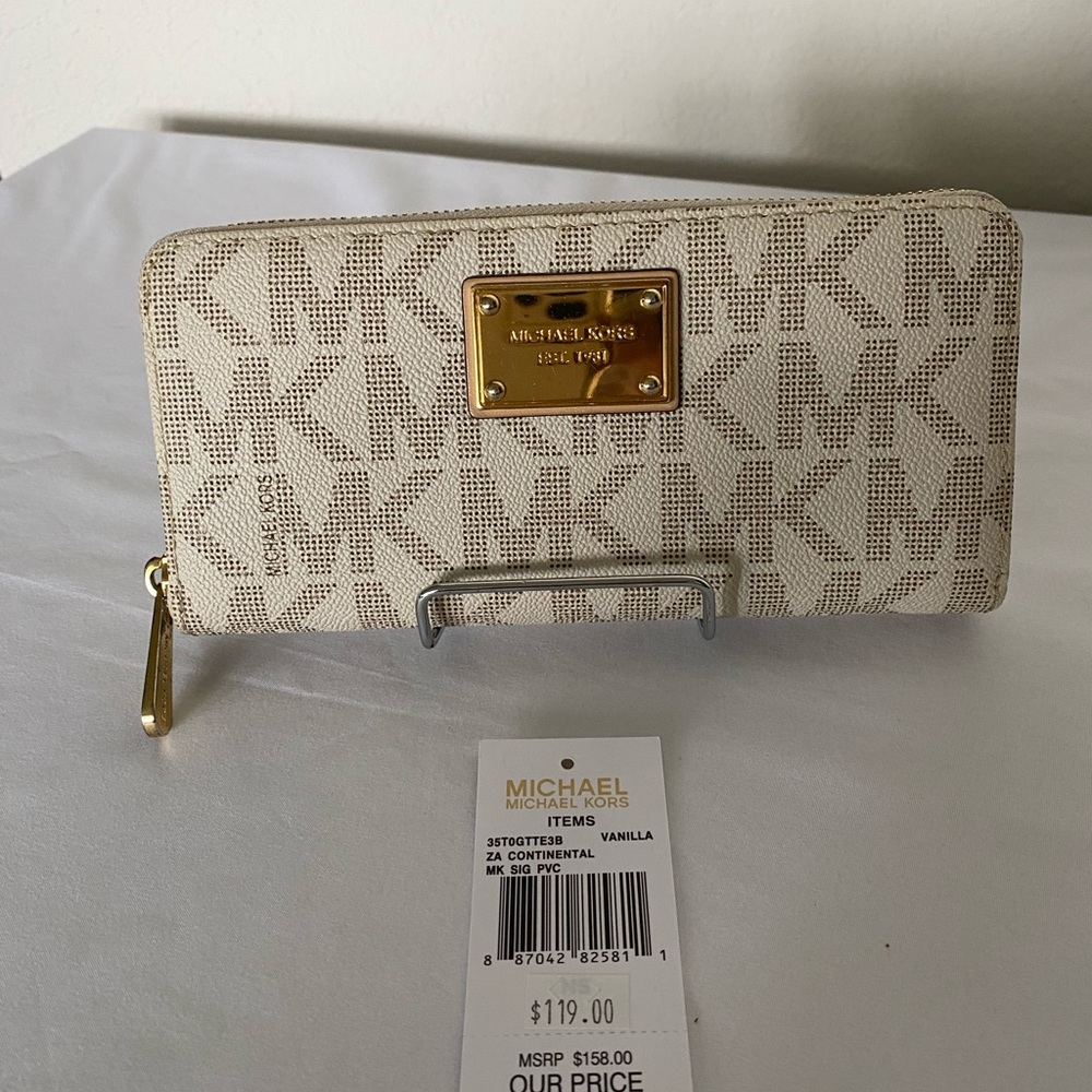 Michael Kors Continental MK Signature Wallet. Vanilla Color with gold trim. - Picture 11 of 13